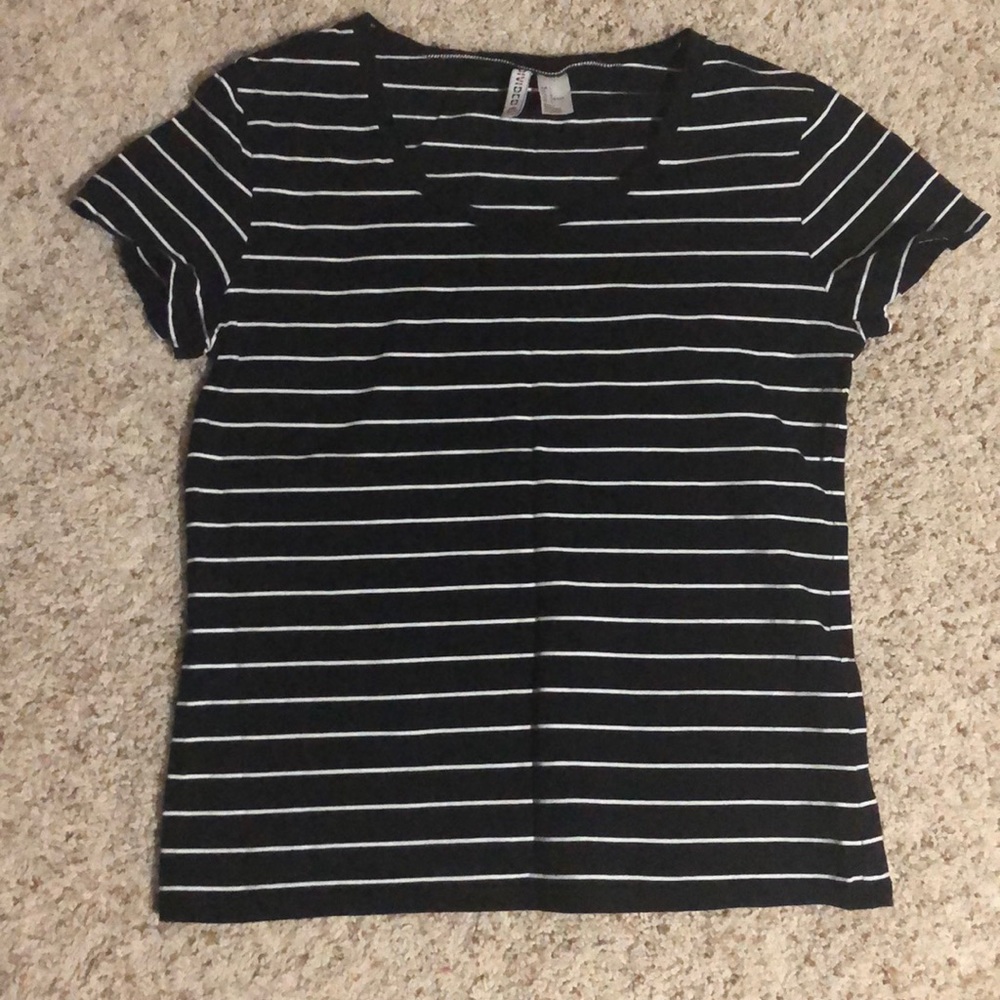 Basic everyday black and white tee!